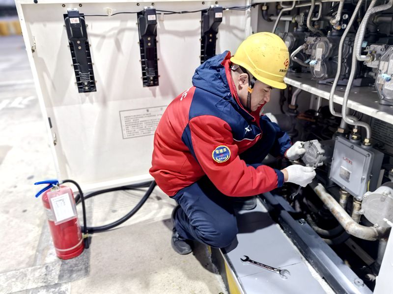 1740129458388065654.jpg 全椒站李亮检查加油机设备_proc_副本.jpg